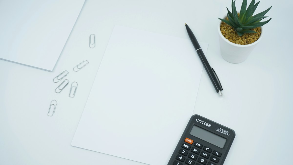 Bureau avec calculatrice et stylo